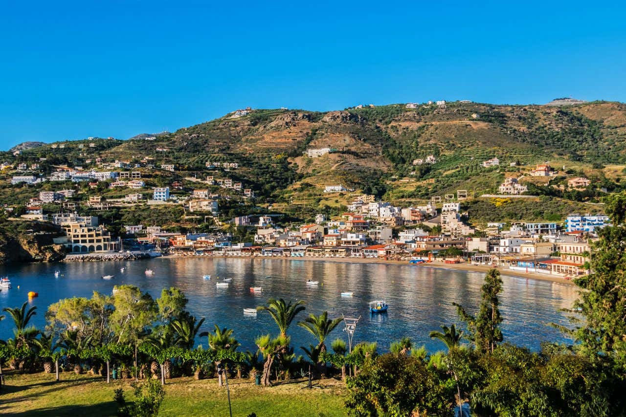 Vue sur Agia Pelagia, un village en arc de cercle autour de l'eau, une visite à faire lors de votre séjour en Crète