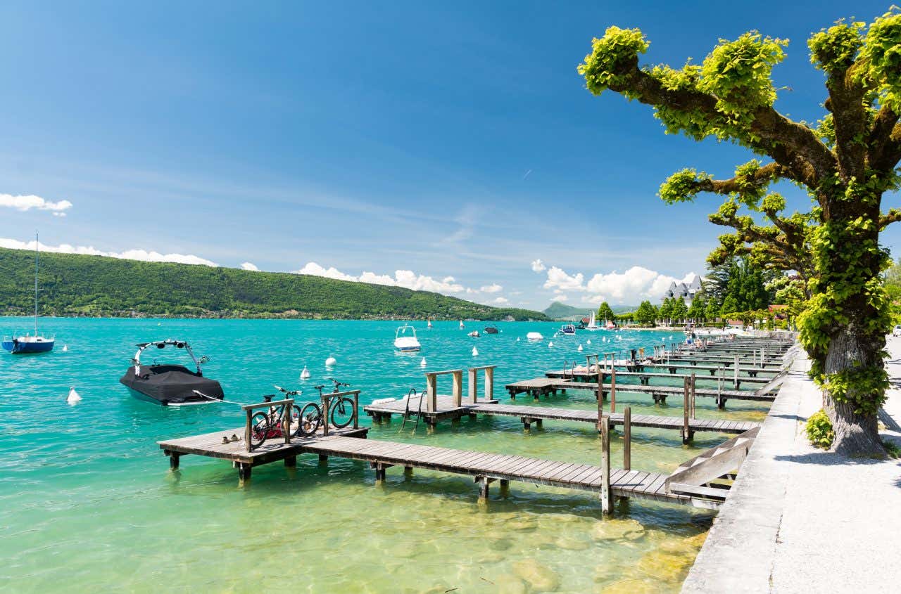 Petit port au bord du lac d'Annecy, où vous pouvez louer bateaux et pédalos pour faire une activité amusante à Annecy