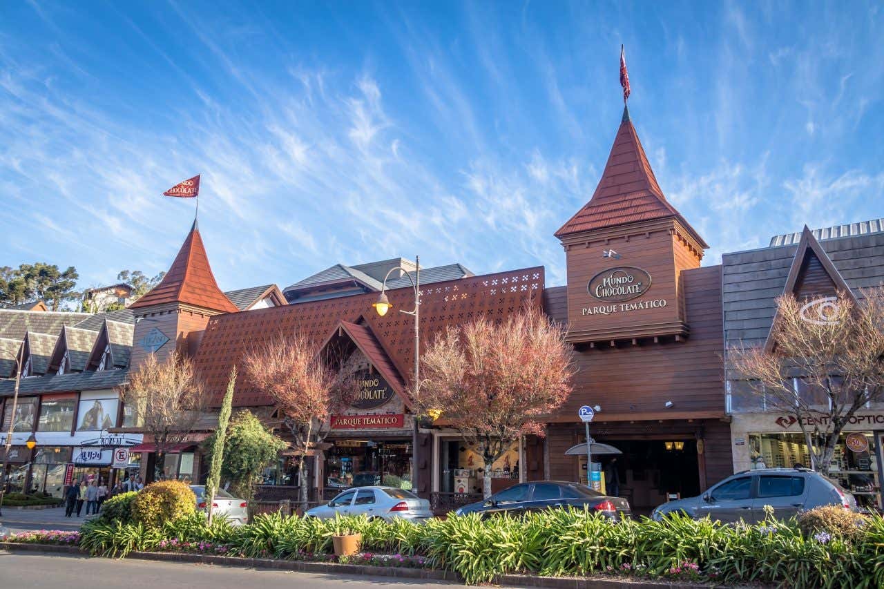 Edifícios em estilo europeu no centro de Gramado, uma das melhores ideias de Dia dos Namorados