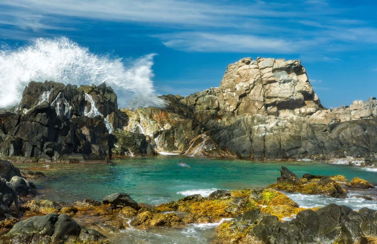Paisagem da Natural Pool, uma piscina natural com rochas ao redor que a protegem das ondas fortes do oceano
