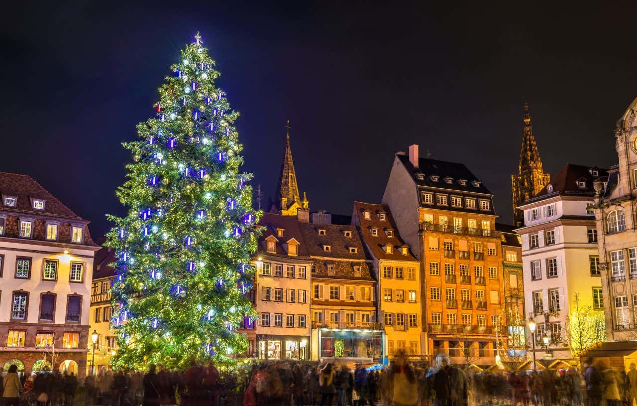 Foule sur la Place Kléber pendant la période de Noël, un lieux où faire une visite à Strasbourg