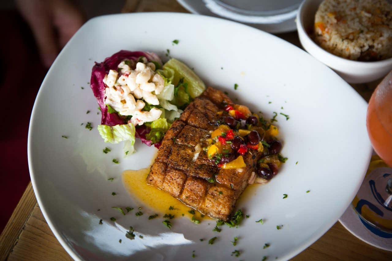 Um prato com filé de peixe mahi-mahi e vegetais