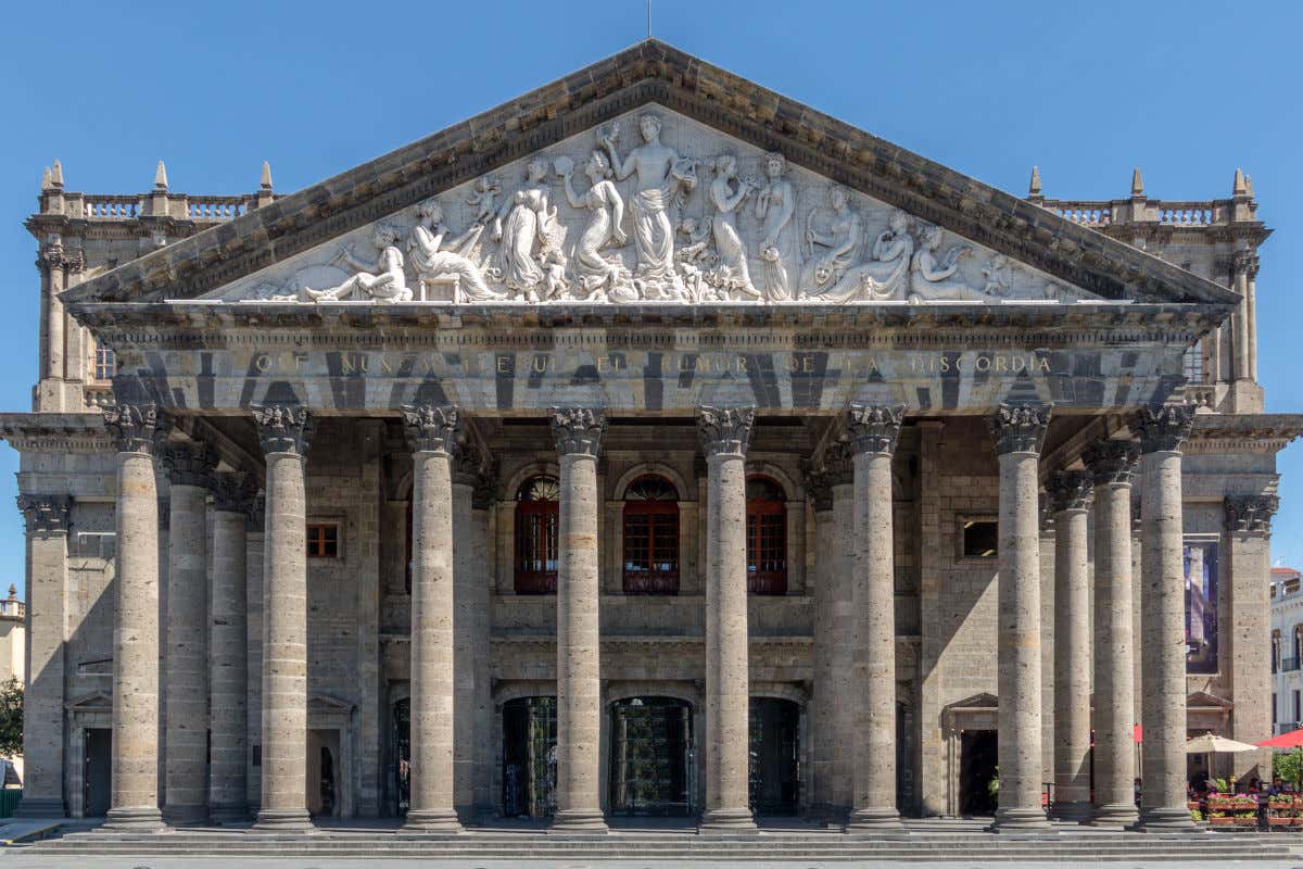 Fachada de un teatro de aspecto neoclásico decorado con altas columnas y esculturas que recuerdan a la Antigüedad