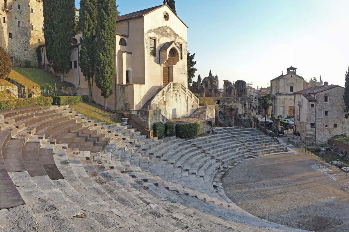 Graderío del teatro romano de Verona con varios edificios e iglesias alrededor