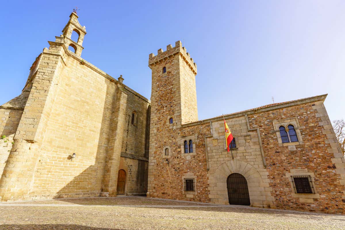Dos palacetes medievales de estructura de piedra y con diferentes torres