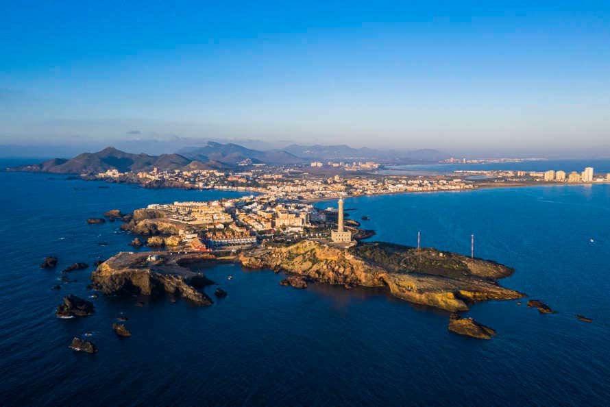 Vistas aéreas de Cabo de Palo y su faro en el día