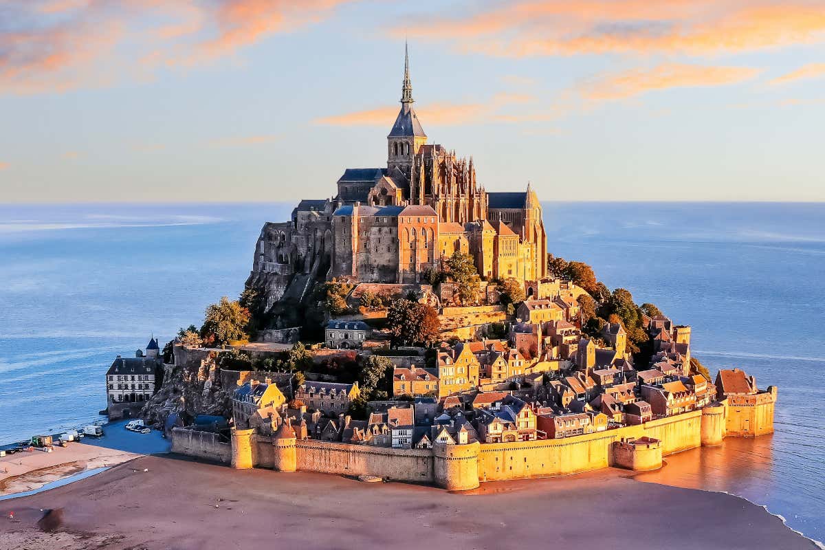 Vista aérea de la abadía del Monte Saint-Muchel, un pequeño promontorio amurallado situado en la costa de Normandía, Francia