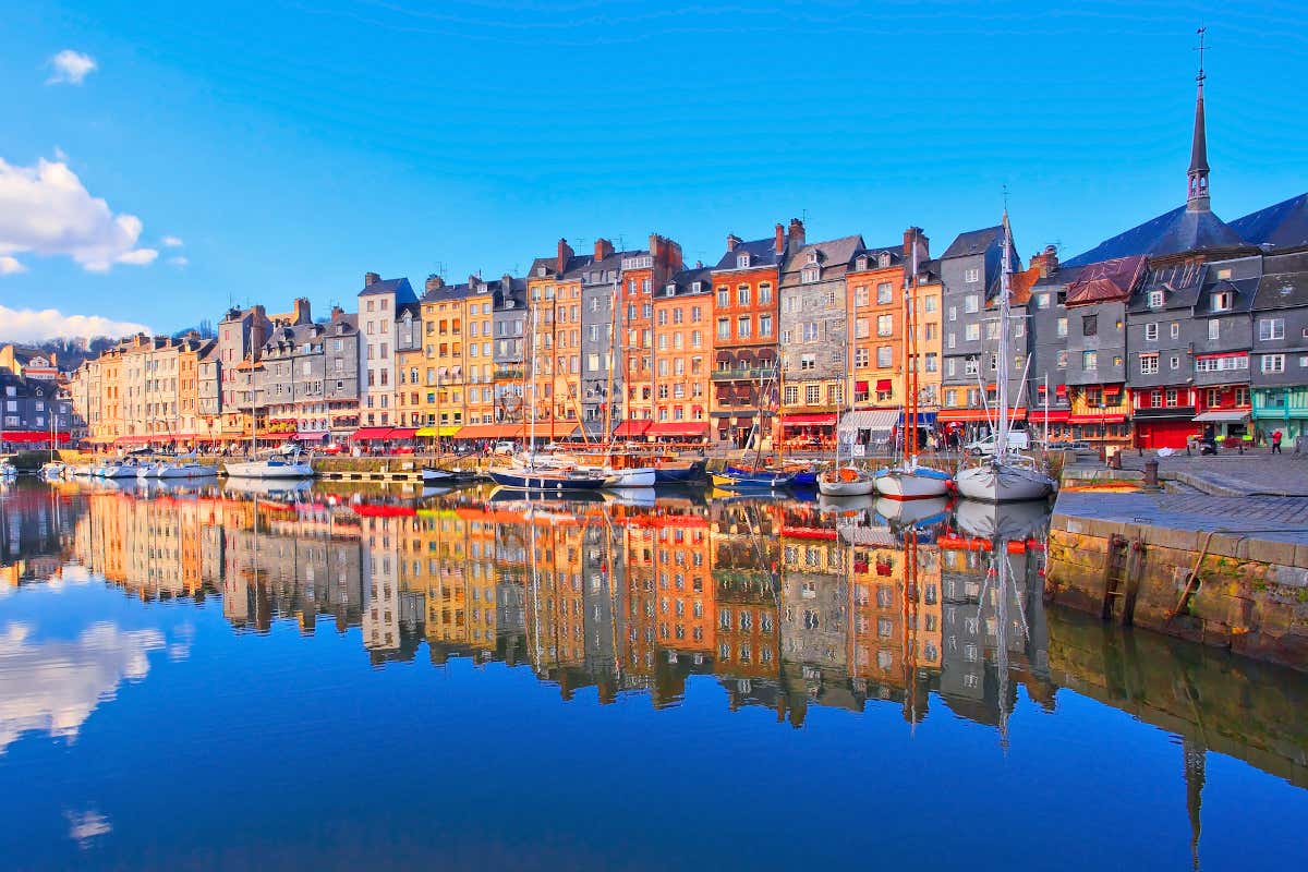 Casas de colores reflejadas en el viejo puerto de Honfleur