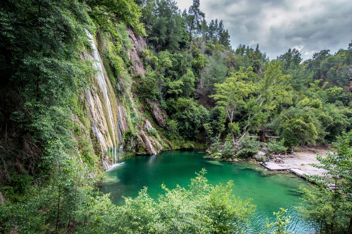 Cascada junto a un verde paraje