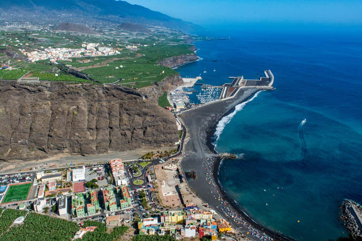 Vista aérea de Tazacorte con varias casas, cultivos de plátanos en primera línea del mar y una playa de arena negra