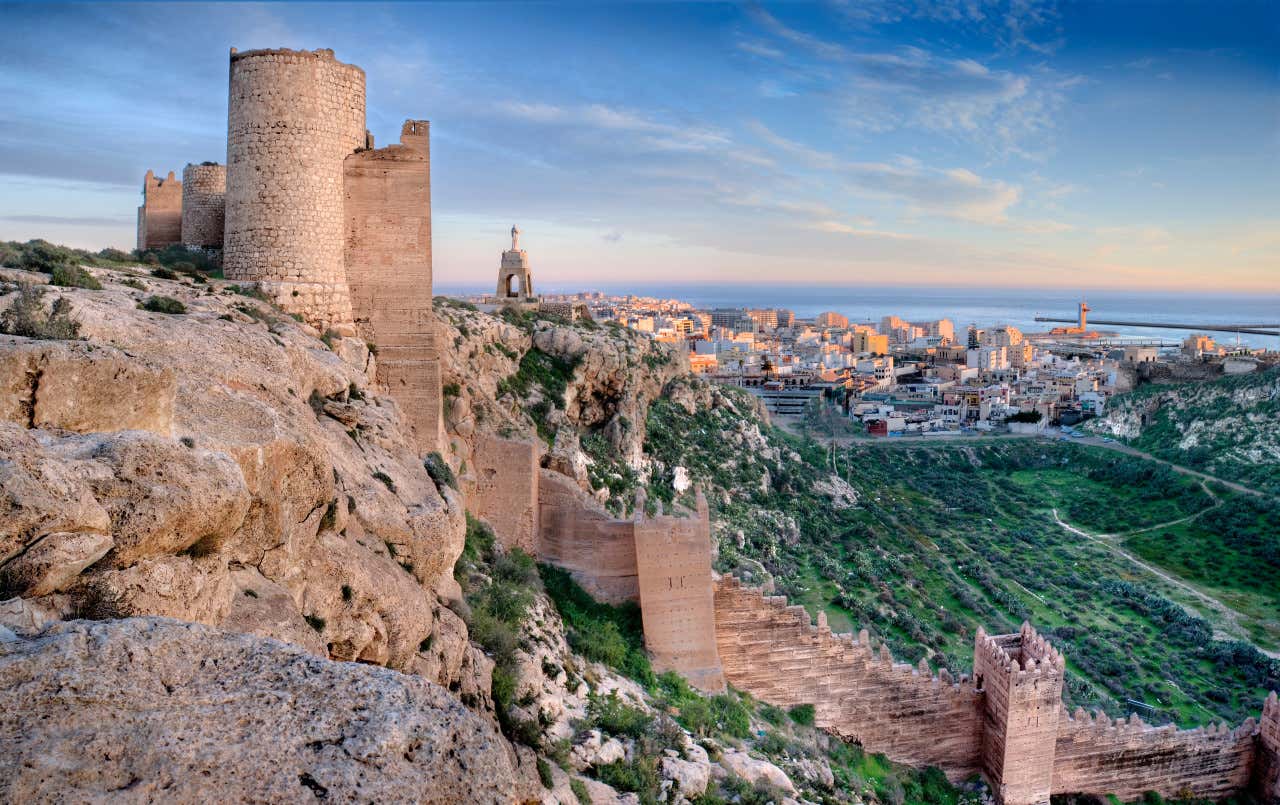 Panorámica de la Alcazaba de Almería con vistas al fondo de la ciudad y el mar