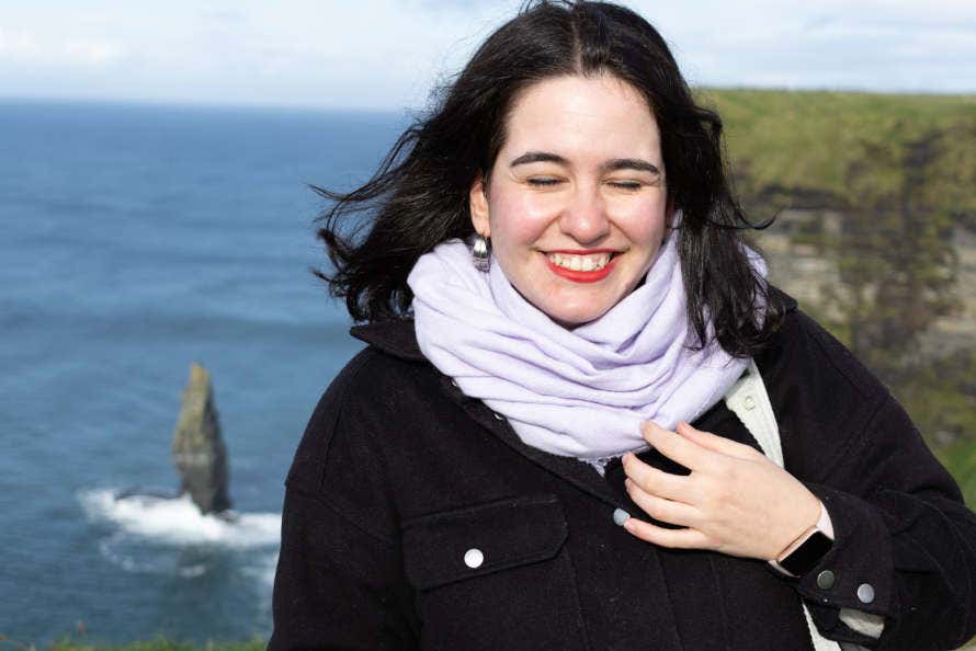 Una chica en la parte de arriba de los Acantilados de Moher, en Irlanda