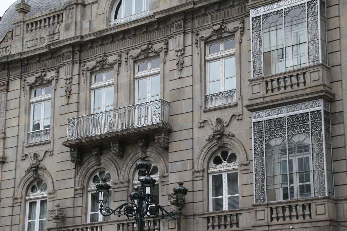 Un edificio de aspecto antiguo hecho con piedra y con grandes ventanales