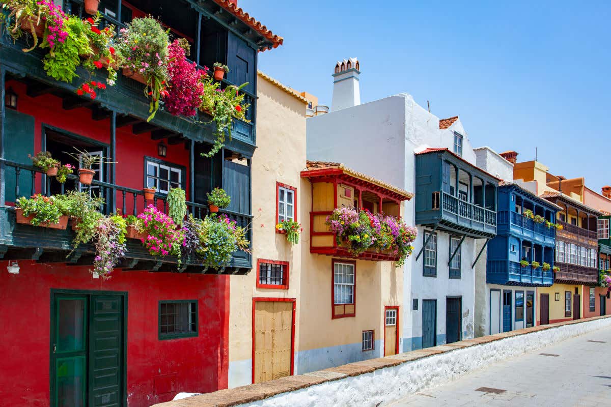 Varias casas de estética colonial de vivos colores y con los típicos balcones de La Palma