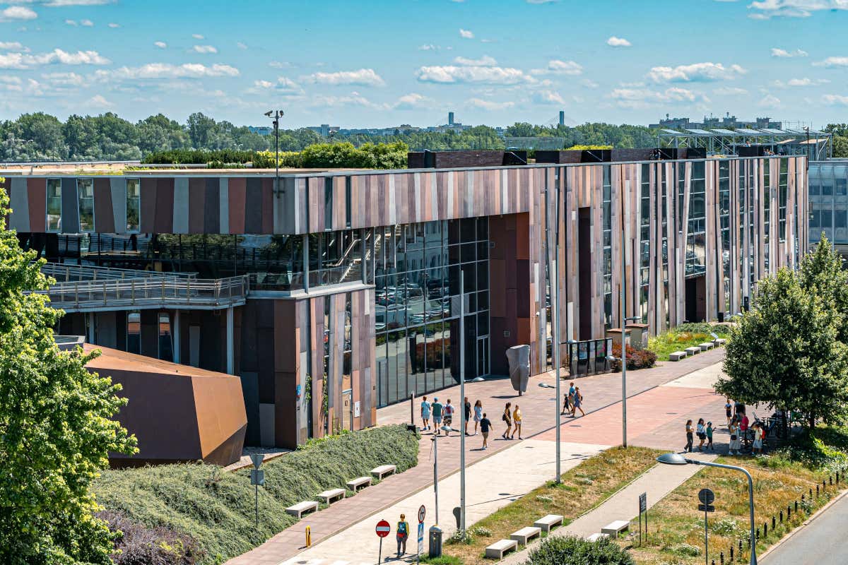 Exterior de un museo de ciencias recubierto de paneles de madera