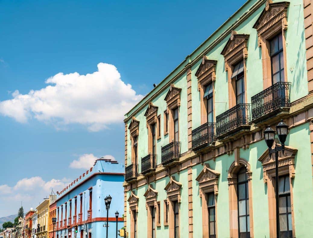 Fachada de varios edificios históricos en estilo colonial
