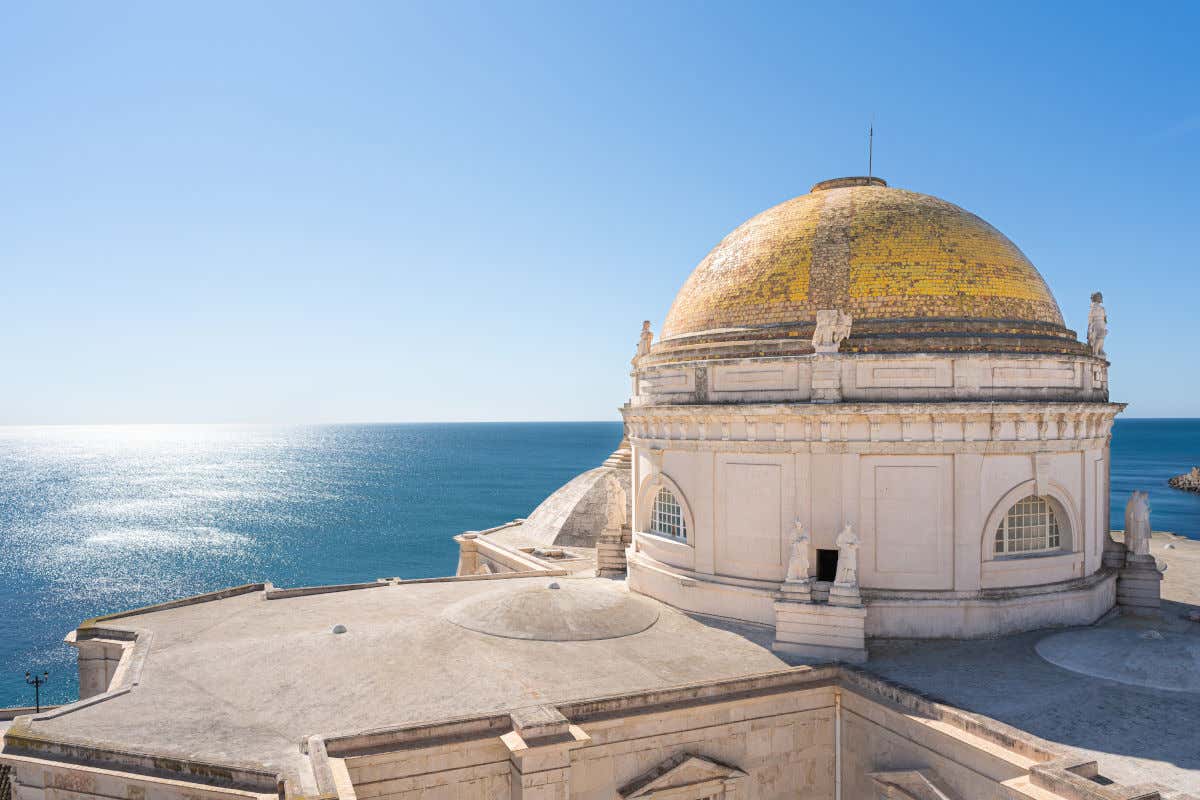 Cúpula dorada de la catedral de Cádiz, que se alza frente al mar