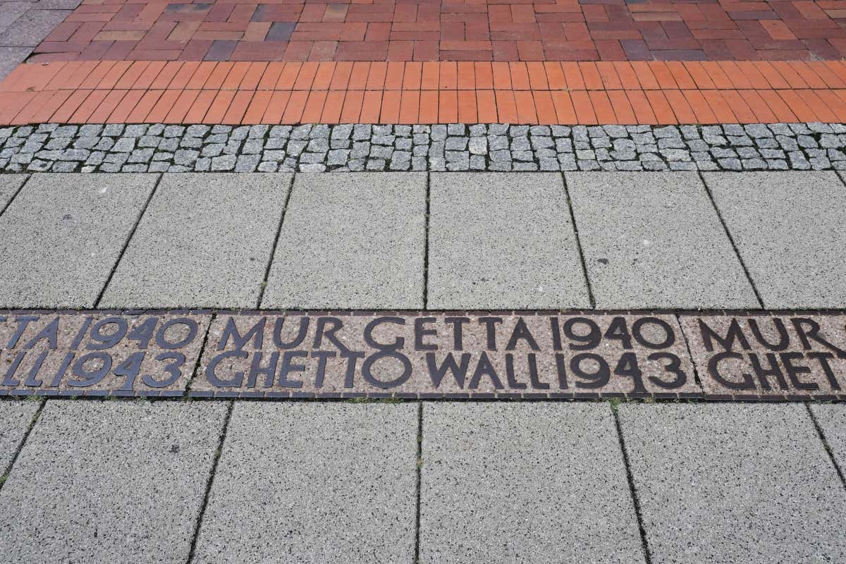 Placa en el suelo de la ciudad de Varsovia que recuerda el trazado del antiguo gueto