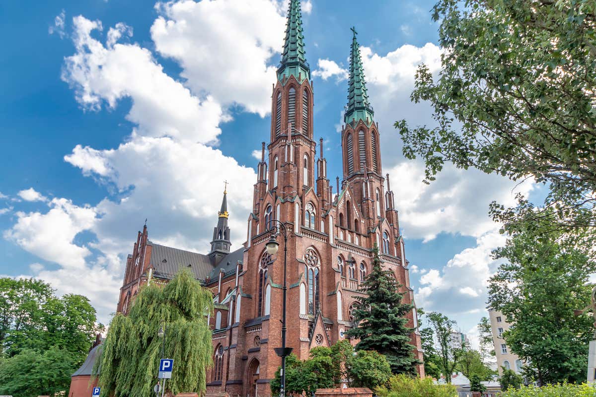 Exterior de una catedral neogótica con ladrillo rojizo