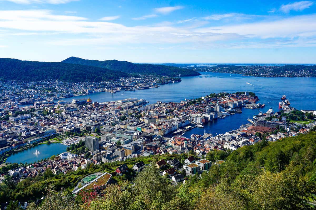 Vista aérea del fiordo de Bergen y el centro de la ciudad desde el monte Fløyen, apreciándose varias casas y cómo el mar se abre paso