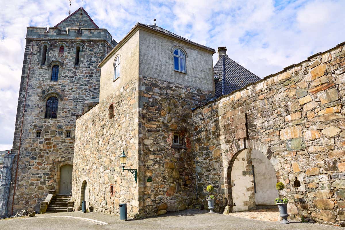 Fortaleza de Bergenhus, un monumento de estética sobria y escasa decoración típico de los bastiones defensivos