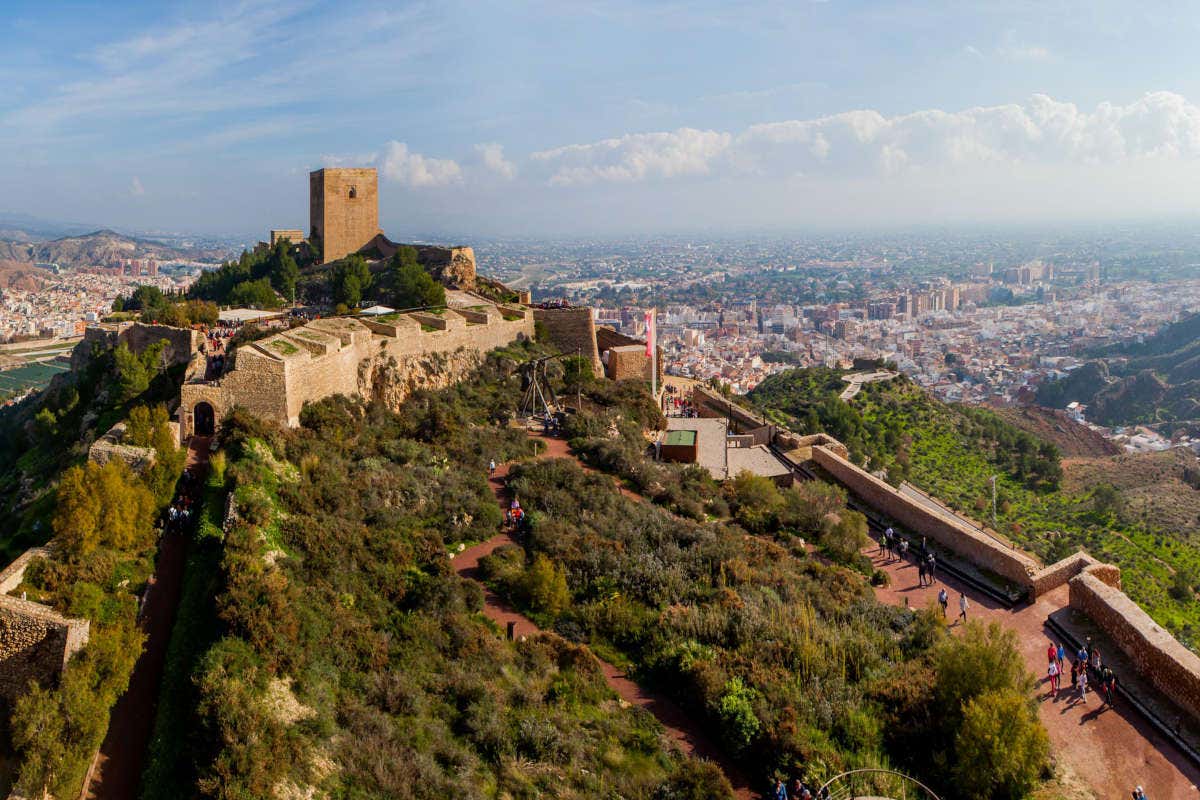 Panorámica en un día soleado del Castillo de Lorca dominando la ciudad