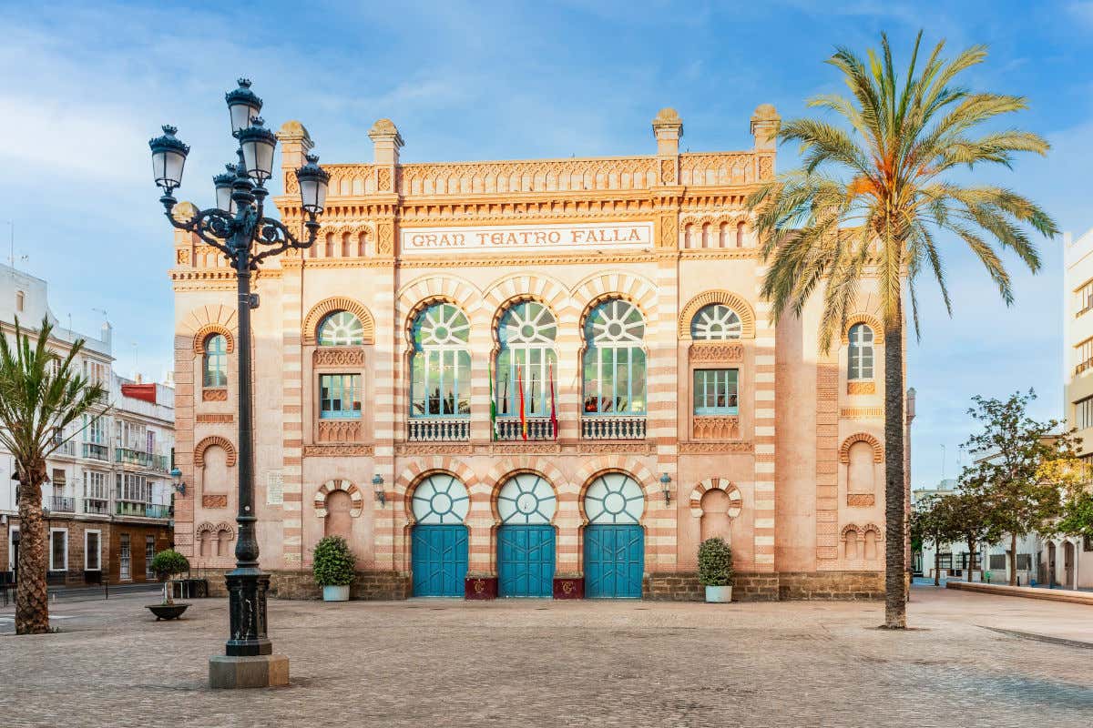 Fachada del Gran Teatro Falla, con una decoración de estilo mozárabe y frente a unas palmeras