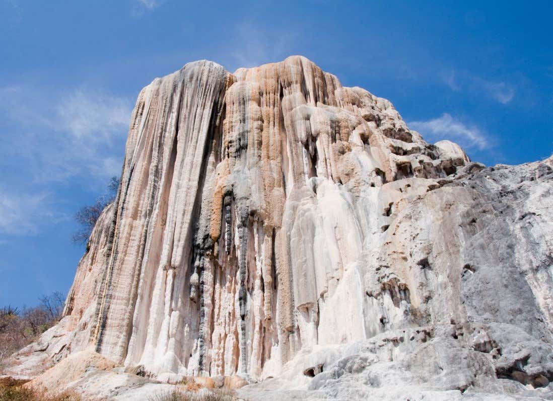 Las cascadas petrificadas de Hierve el Agua vistas desde abajo