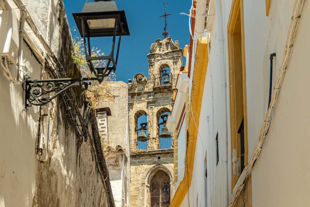 El campanario de la iglesia de San Marcos al final de una calle de Jerez de la Frontera