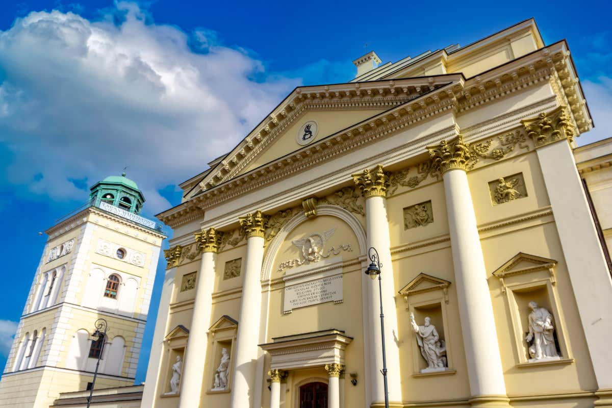 Fachada y campanario de una iglesia neoclásica