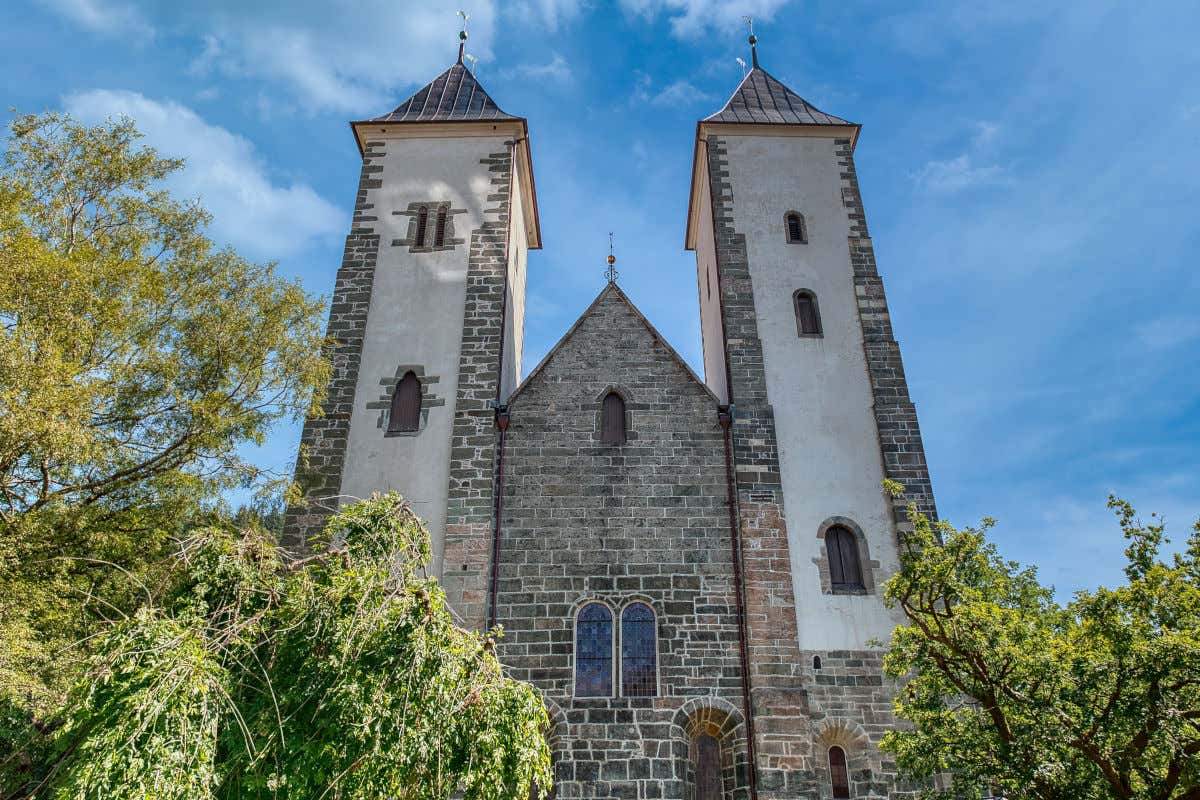 La iglesia de Santa María, hecha en piedra, y con dos torres gemelas coronadas de forma triangular