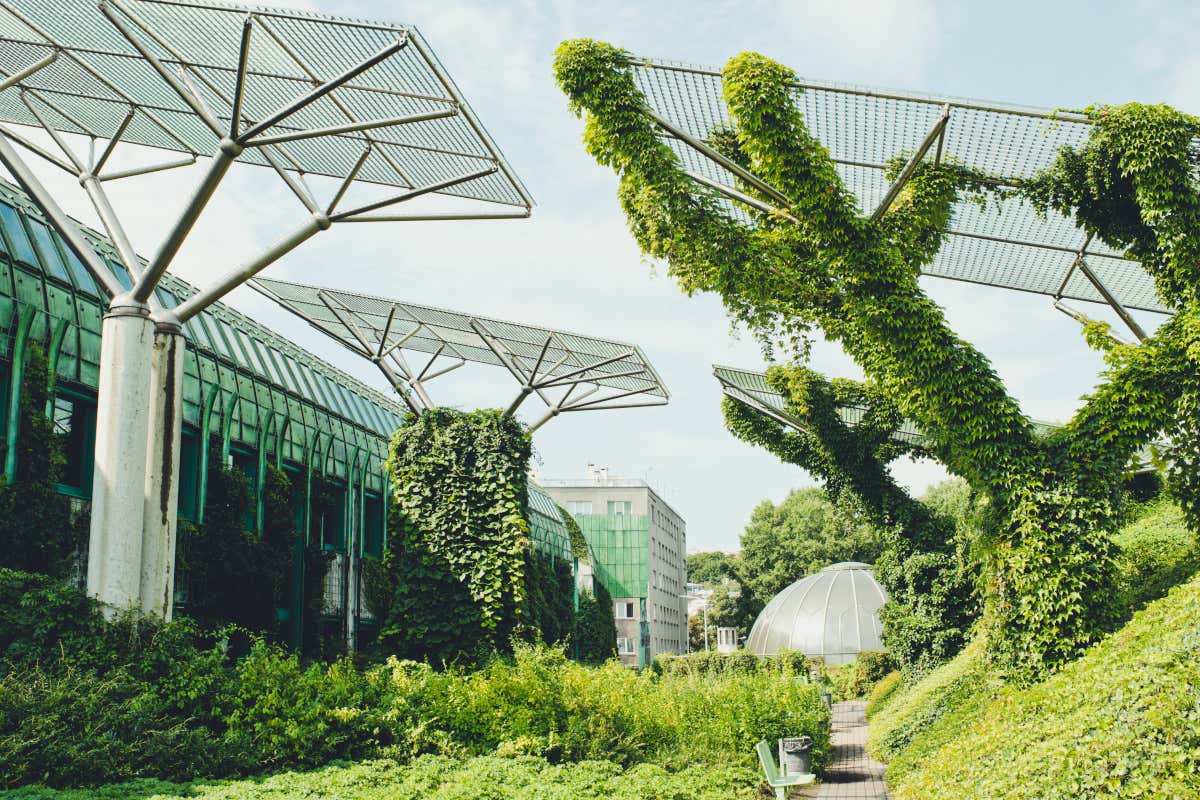 Vista de unos jardines colgantes rodeados de cúpulas y estructuras de cristal