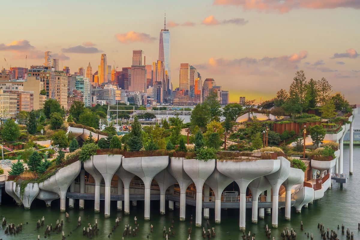 Un parque flotante con vistas a los rascacielos de Manhattan