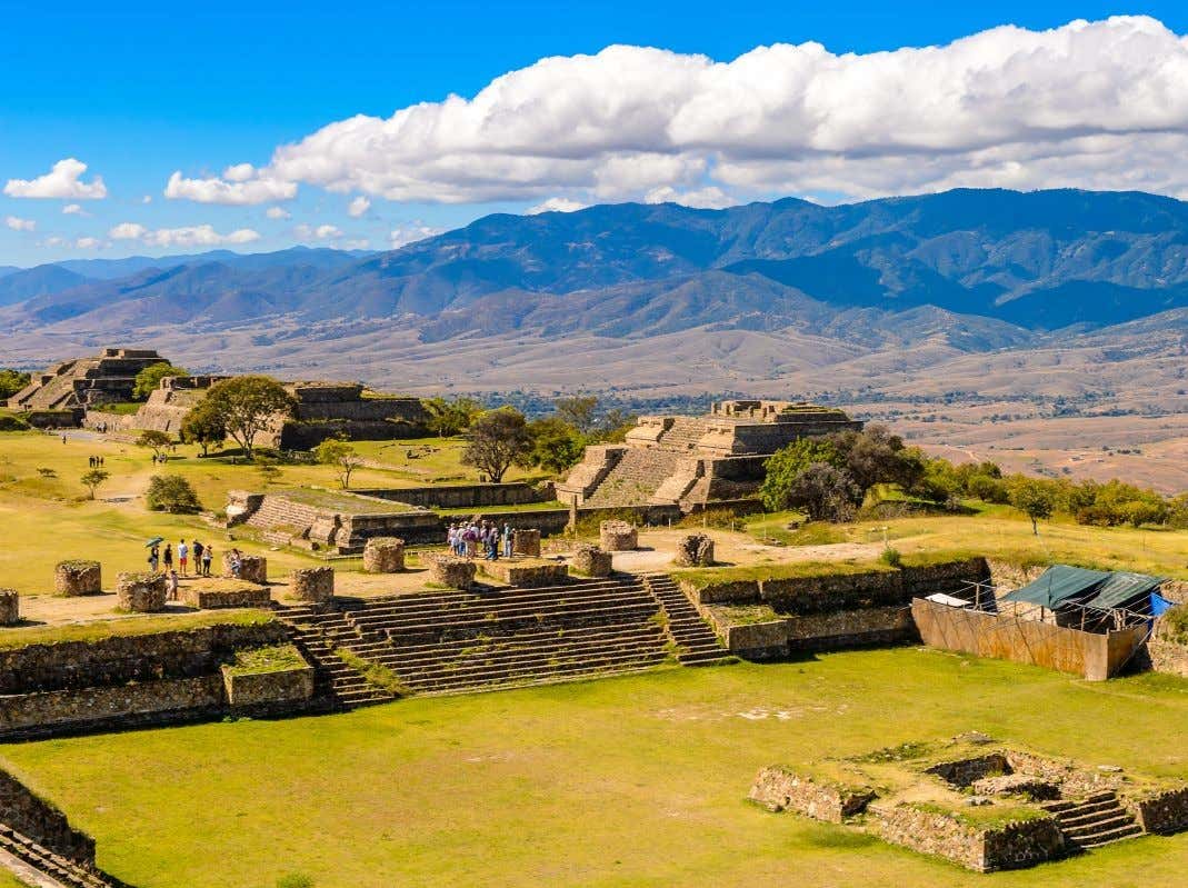 Vista panorámica de un sitio arqueológico maya con un valle al fondo