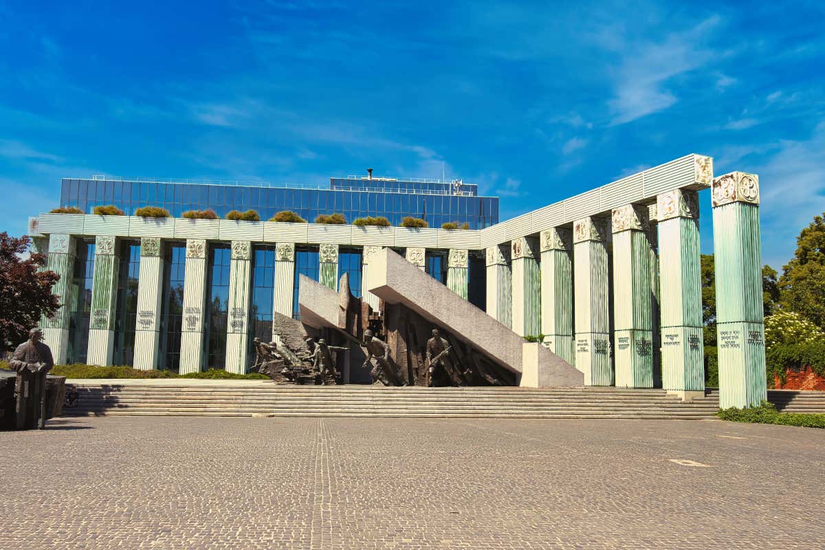 Esculturas de un monumento conmemorativo de un levantimiento