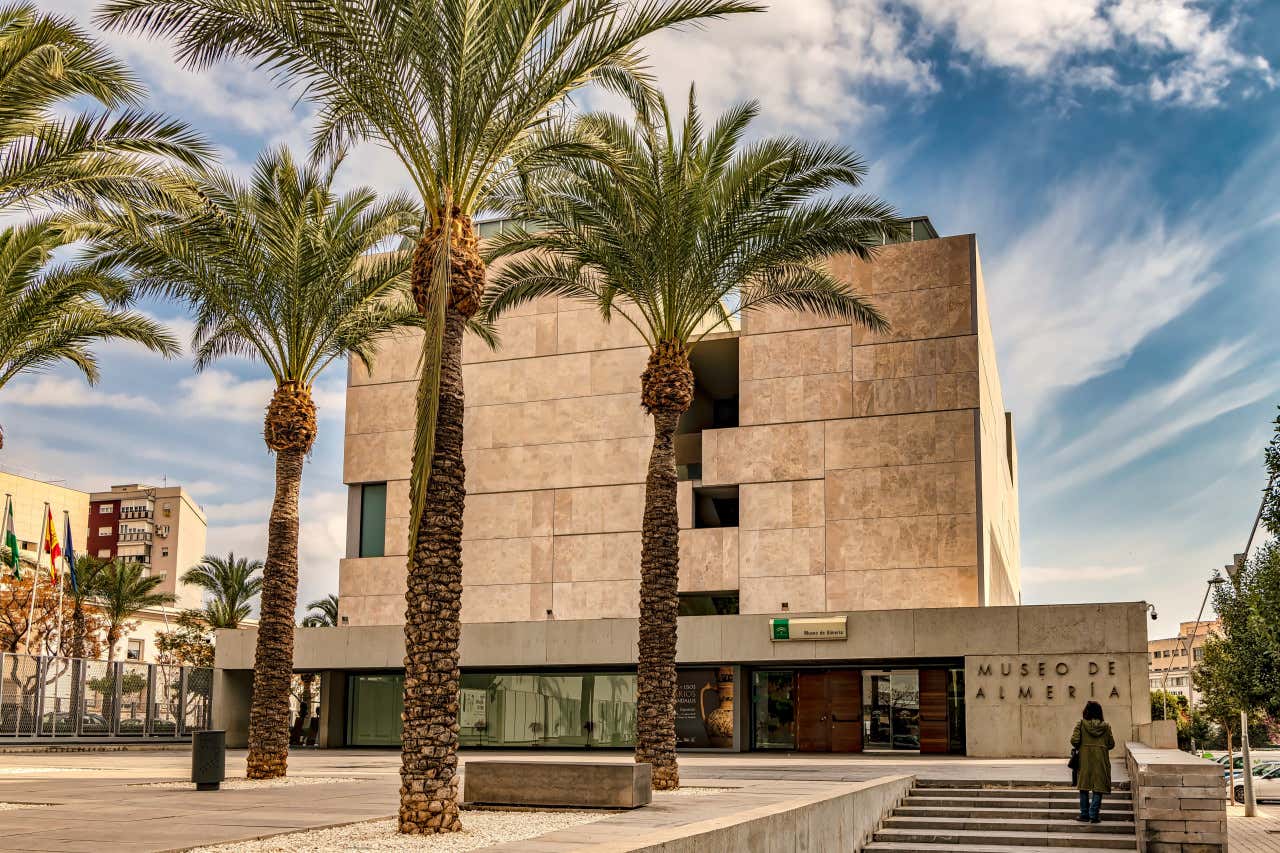 Fachada del Museo de Almería, un día soleado