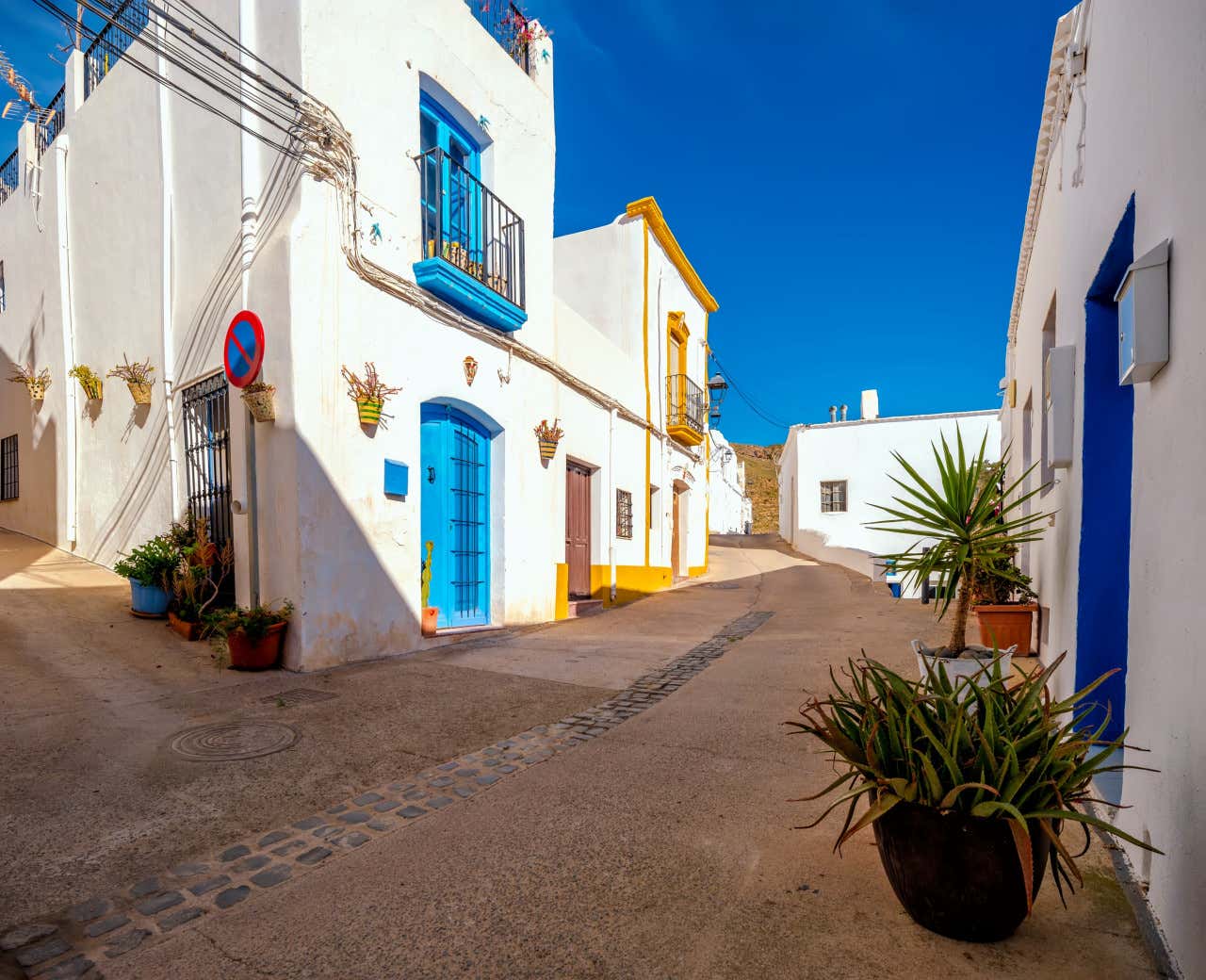 Casa con fachada blanca y azul