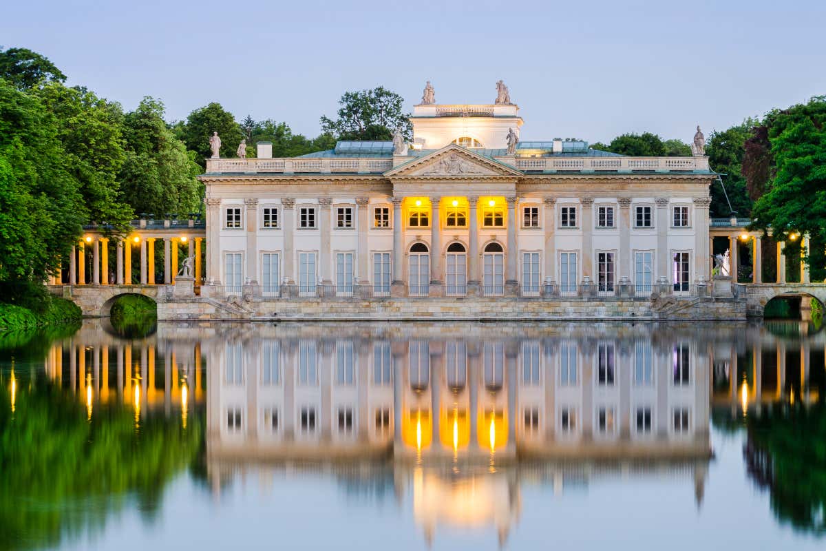 Fachada de un palacio reflejada en las aguas de un lago