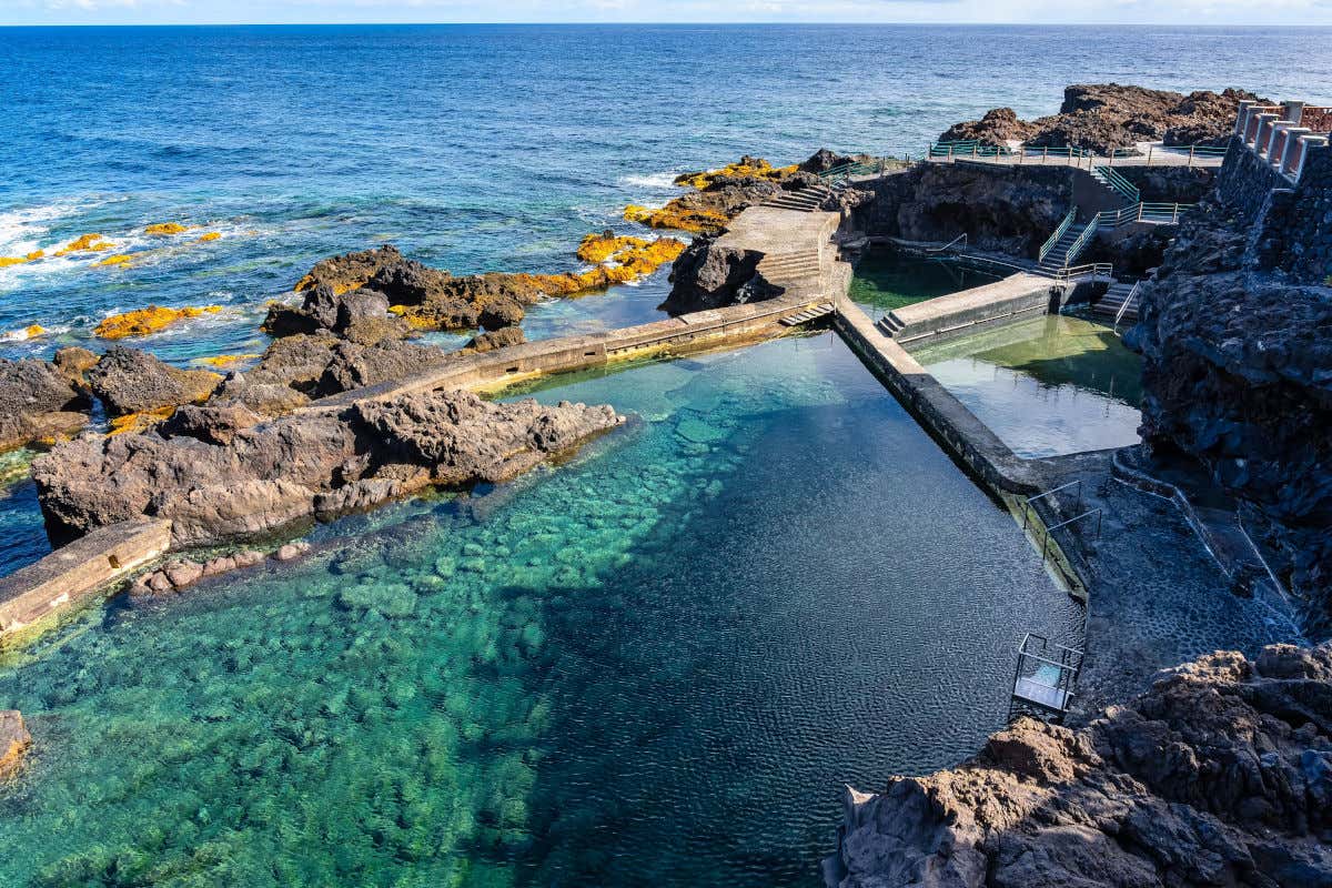 Un conjunto de pequeños diques en primera línea del mar creando unas piscinas naturales de agua marina