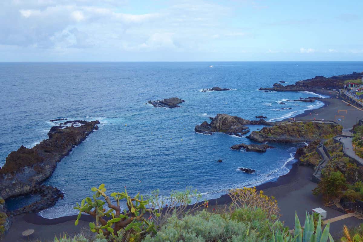 Vista aérea de una playa de arena negra en La Palma