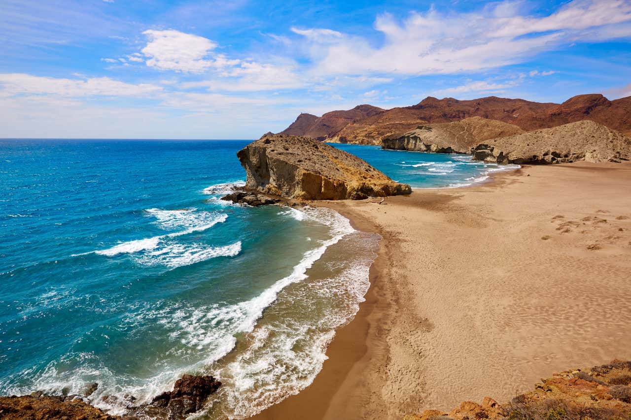 Panorámica de las olas golpeando la playa de Monsul, en Cabo de Gata, Almería
