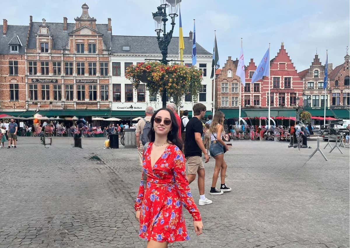 CivitatisInsider: María Rivera en la plaza de Brujas, Bélgica.