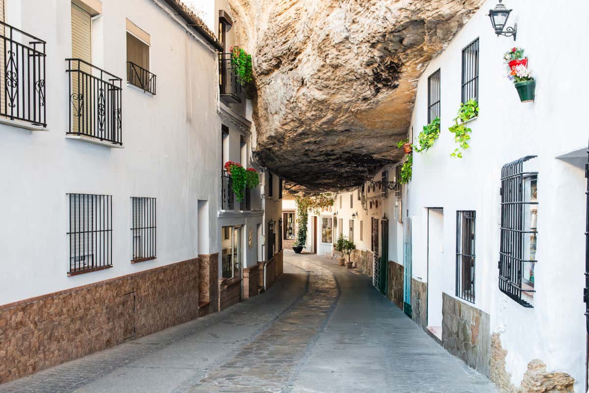 Una calle con casas blancas que se anexan a la forma de una cueva en Setenil de las Bodegas