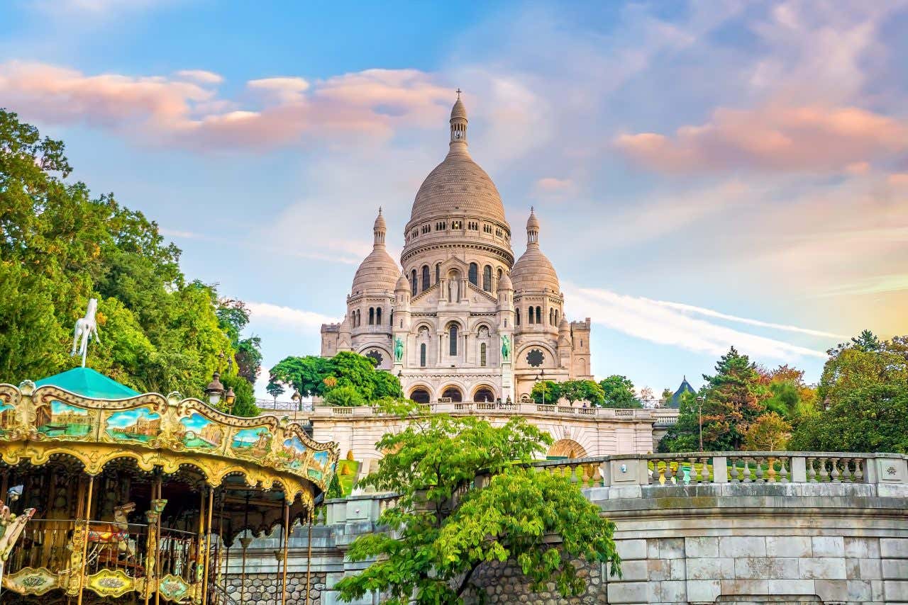 Vue sur le Sacré-Cœur avec un carrousel en premier plan