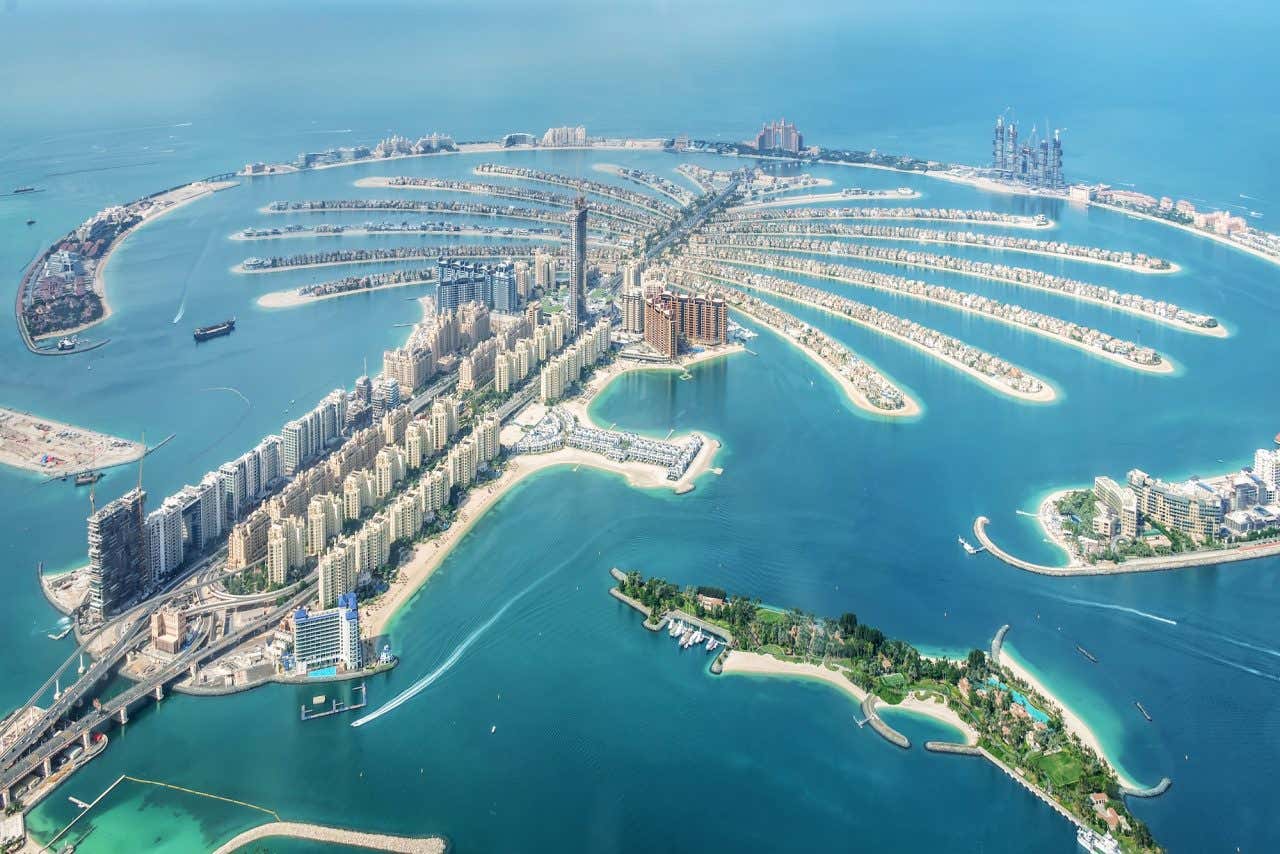 Vista aérea da Palm Jumeirah, uma ilha artificial em formato de palmeira com muitos edifícios e arranha-céus