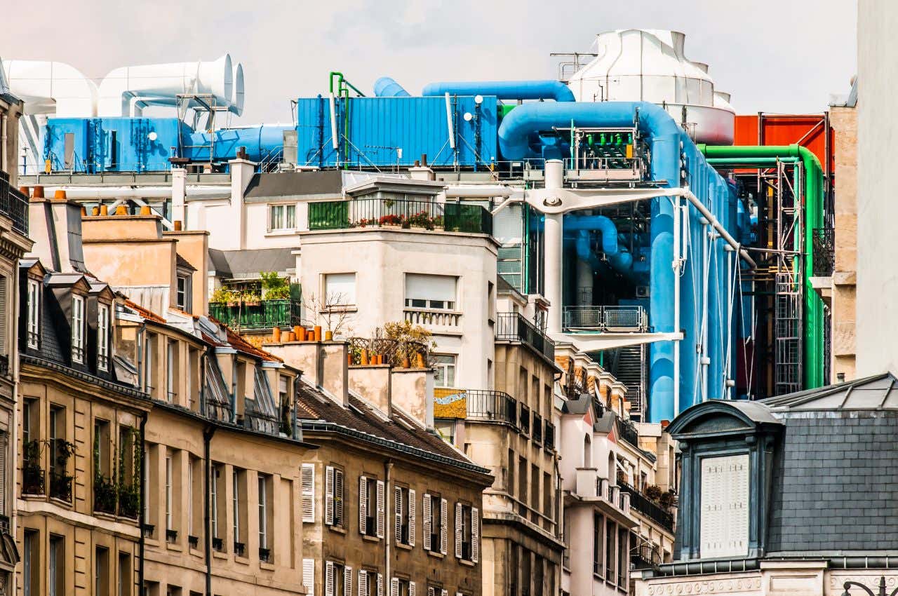 Vue sur l'architecture du Centre Pompidou entre les autres bâtiments typiquement parisiens
