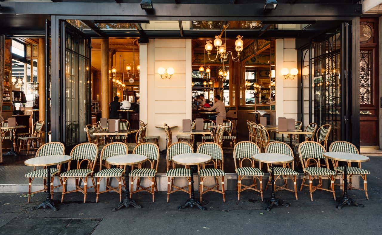 Tables et chaises d'un café parisien