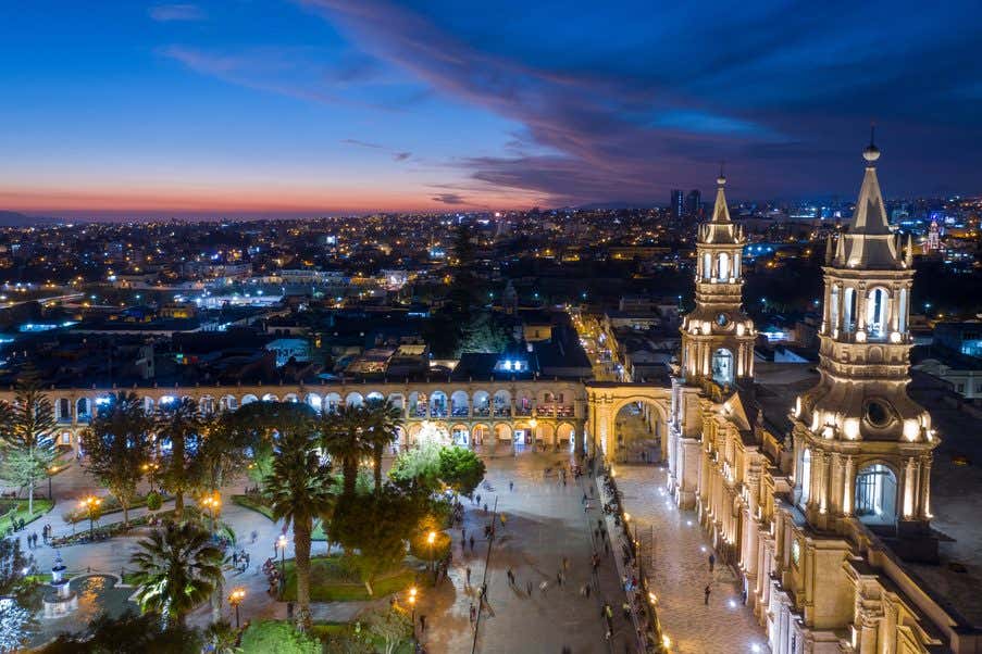 Vista panorámica de la Plaza de Armas de Arequipa y sus alrededores iluminados al caer la noche