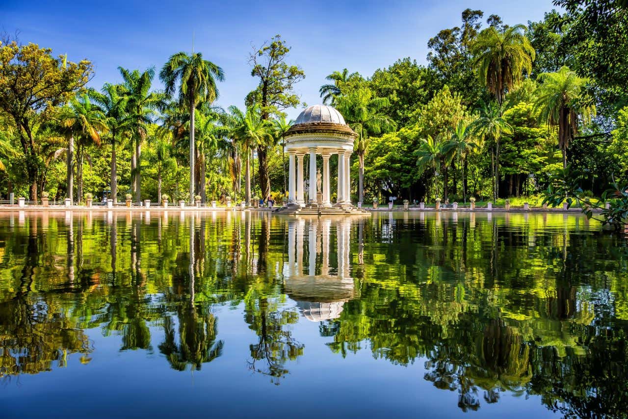 Parque municipal repleto de vegetação nativa e um gazebo próximo de um lago, um passeio imperdível para fazer em Belo Horizonte
