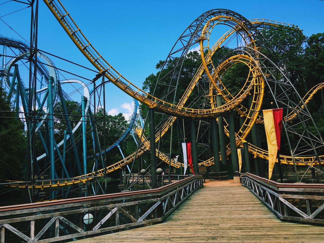 Trilhos de montanhas-russas no parque de diversão dos Estados Unidos, Busch Gardens